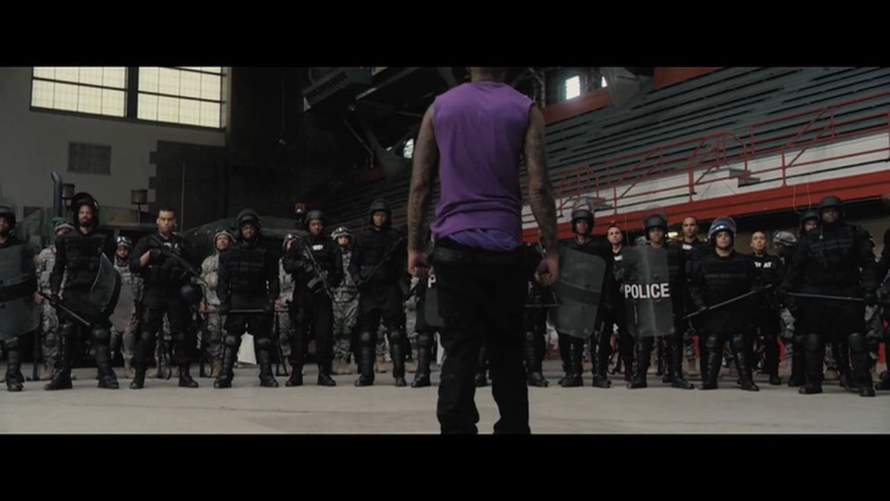 Demetrius Dupree von den Trojans gegenüber der Polizei. Standbild aus dem Film.