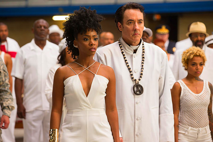 Lysistrata und Pater Corridan. Standbild aus dem Film.